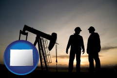 colorado map icon and an oil well and two oil workers at dusk