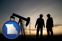 missouri map icon and an oil well and two oil workers at dusk